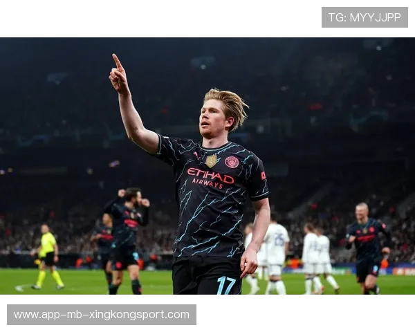 德布劳内空中停球后立刻送出直塞,曼城前场衔接完美