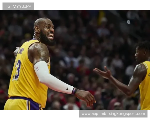 詹姆斯生涯经典再现,湖人终场时刻掌声雷动